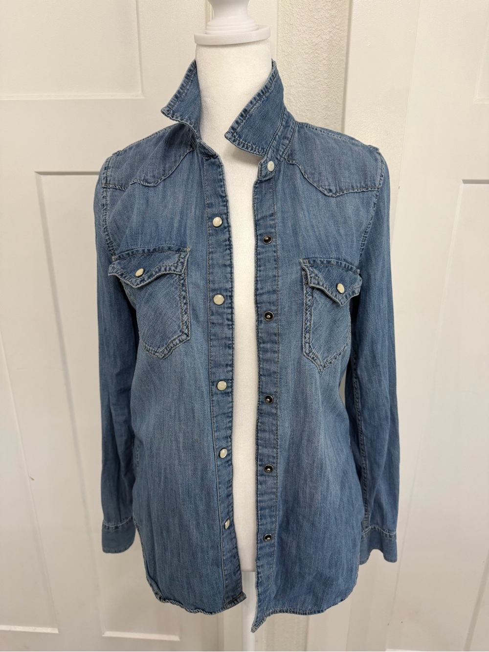Women’s Gap XS Button Down Denim Shirt Pearl Buttons